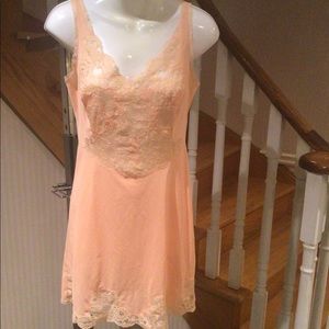 ⬇️Price Drop ⬇️Vintage 1970’s Preloved Italian slip.